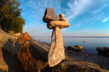 Taşlar kayalık deniz kenarı
