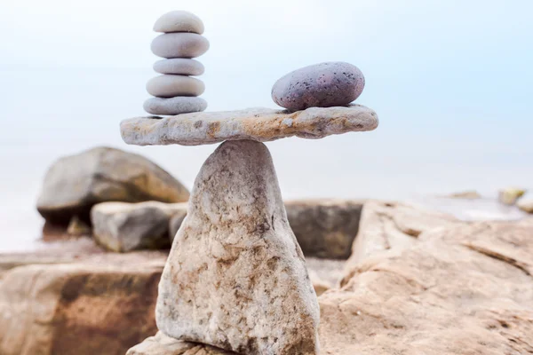 Pietre bianche sulla costa rocciosa — Foto Stock