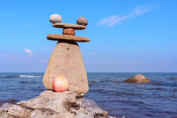 Apples and stones — Stock Photo, Image