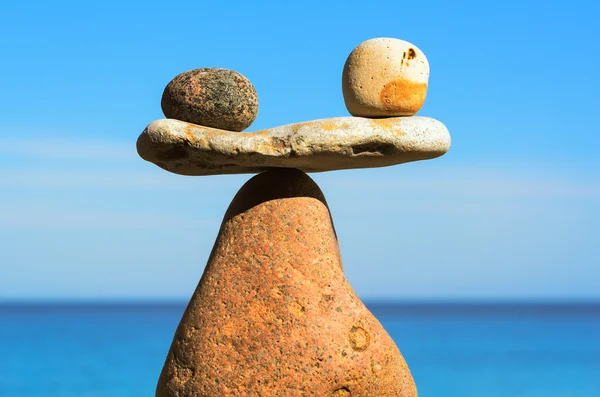 Pedras em equilíbrio na costa — Fotografia de Stock