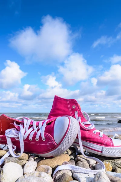 Zapatillas en la playa pedregosa — Foto de Stock