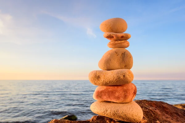 Gele stenen aan de kust — Stockfoto