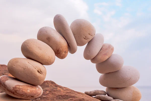 Arch of white pebbles — Stock Photo, Image