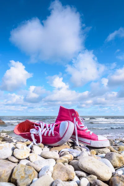 Zapatillas en la playa — Foto de Stock