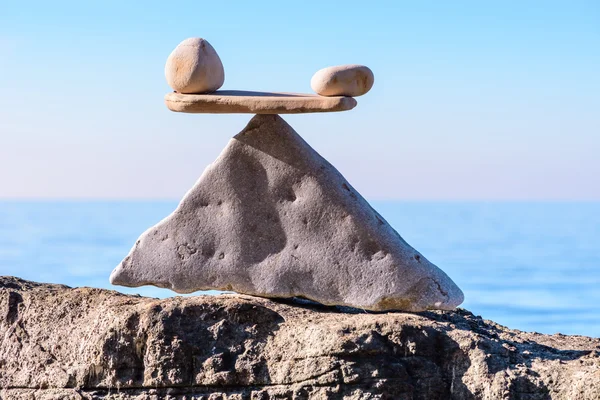 Piedras zen en equilibrio en la costa — Foto de Stock