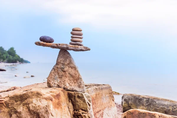 Taşlar üzerinde kayalık sahil 