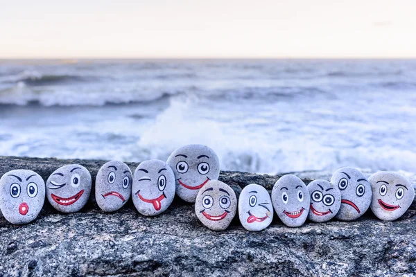 Des sourires sur de petites pierres — Photo
