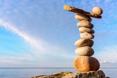 gökyüzü arka plan üzerinde taşlar