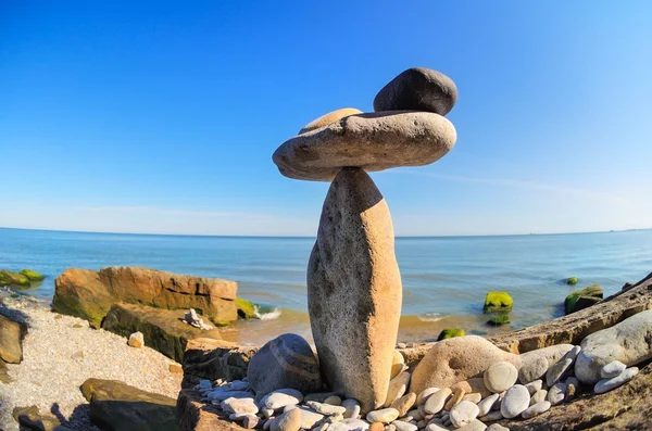 Камни на побережье — стоковое фото