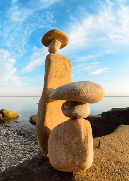 上面是在海岸上的石头雕像， — 图库照片