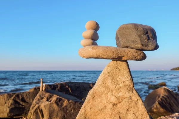 Equipoise beach stones — Stock Photo, Image