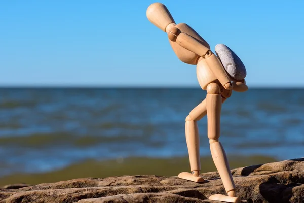 Mannequin carries a heavy stone — Stock Photo, Image