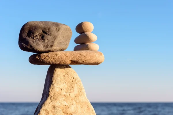 Дзен-камни в равновесии — стоковое фото