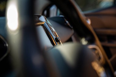 Arabanın içini yeni temizledim. Arabayı düzenleyen bilgisayar müziğine odaklan.