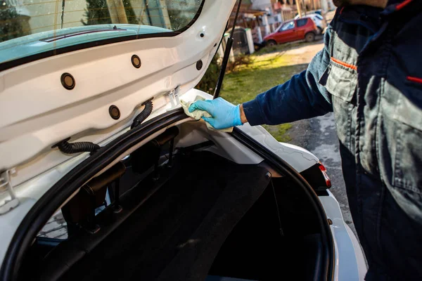 Man Arbetsdräkt Tvättar Vit Bil Gatan Han Har Blå Gummihandskar — Stockfoto