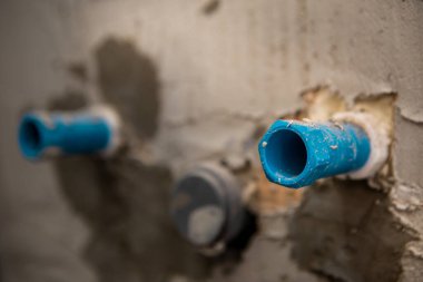 Banyo tadilatı ve yeni seramik fayansların montajı devam ediyor. Kanalizasyon borularına ve su kaynağına odaklan. Buraya bir lavabo konacak..