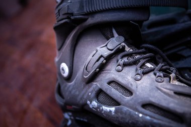 Plastik siyah patenlere yakın çekim. Yuvarlaklar uzun zamandır kullanılmamış ve üzerlerinde bir toz tabakası görünüyor..