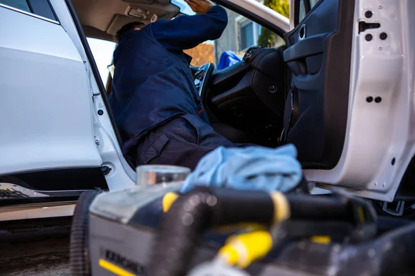 Trabalhador Está Acabar Lavar Carro Branco Ele Agora Limpa Interior Imagem De Stock