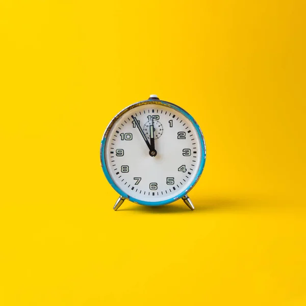 Velho Relógio Analógico Azul Sobre Fundo Amarelo São 11H55 Ano — Fotografia de Stock