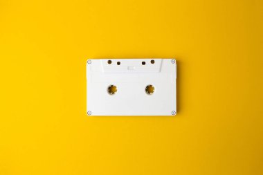 Sarı arka planda eski beyaz müzik kaseti. Müziği. Retro.