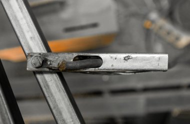 Bir atölyedeki metal borunun kaynak makinesinden kıskaçlar. Siyah ve beyaz.