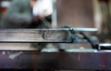 Odak noktası kaynak borusu ve arkasında da eski atölyedeki boruları kaynaklayan işçi var..