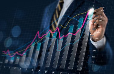 İş büyümesi, ilerleme veya başarı kavramı. İş adamı karanlık ton arkaplanı üzerine büyüyen bir üç boyutlu sanal grafik çiziyor..