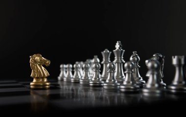 Siyah arka planda satranç (şövalye rakip veya rakip). Strateji, pazar payı, iş yatırımı, iş rekabeti, fırsat, cesur, korkusuz, mücadele veya ön cephe kavramı.