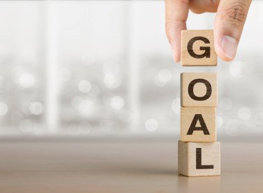 Hedefi olan ahşap blokları elle düzenlemek. Hedef, başarı, büyüme, zihniyet kavramı.