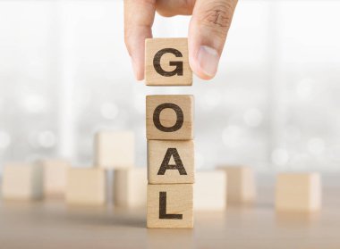 Hedefi olan ahşap blokları elle düzenlemek. Hedef, başarı, büyüme, zihniyet kavramı.