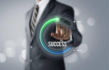 İş hayatında veya kişisel başarı konseptinde başarı. İş adamı, parlak ton arka planında SUCCESS sözcüğüyle çember ilerleme çubuğunu kaldırıyor.