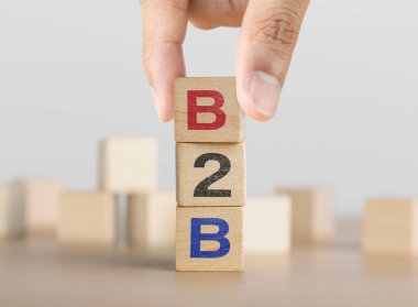 B2B sözcüğüyle el yapımı ahşap bloklar. İş pazarlama kavramına iş.