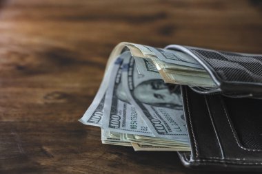 Finansal konsept. Cüzdandaki yüzlerce dolarlık banknotların yakın plan fotokopi çekimleri..