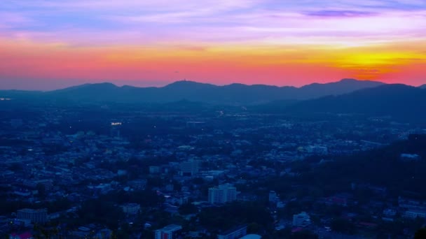 Puesta de sol sobre la ciudad de Phuket — Vídeo de stock