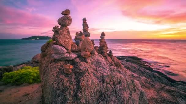 Puesta de sol en la pirámide de fondo de piedras — Vídeos de Stock