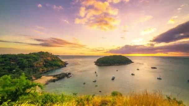 Coucher de soleil sur l'île de fond et de nombreux yachts — Video