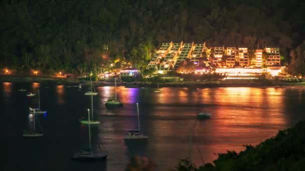 Vista notturna degli yacht e hotel incandescente — Video Stock