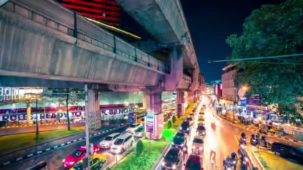 Autók és a híd mozgó részére Skytrain Road — Stock videók