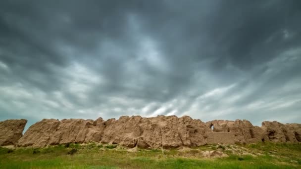 Destroyed clay wall of the city of Sauran — Stock Video