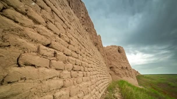 4 k Timelapse lera tegelvägg av den antika staden Sauran, Kazakstan — Stockvideo