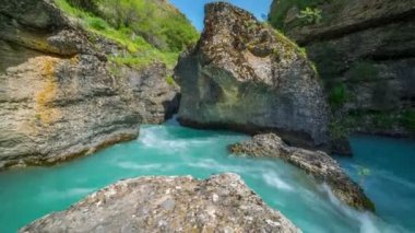 Dağ nehir Aksu, Kazakistan - 4k bir kanyonda Timelapse