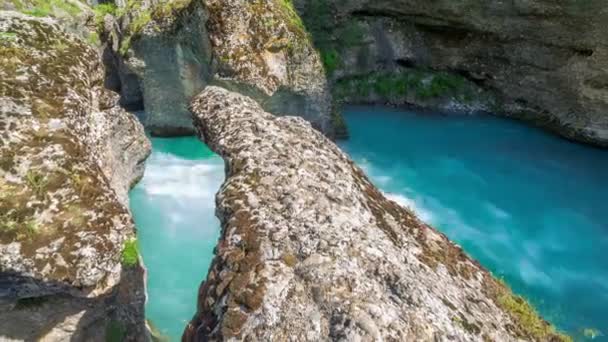 Rio de montanha azul em um cânion de Aksu, Cazaquistão - 4K Timelapse — Vídeo de Stock