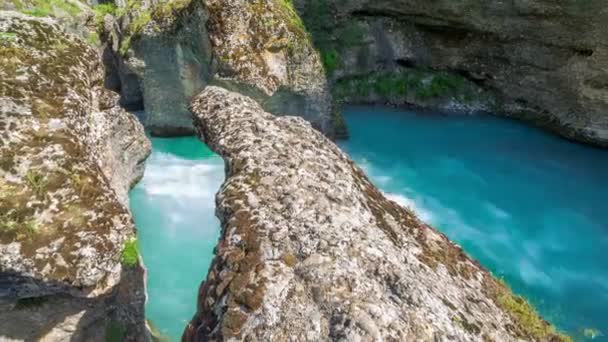 Blauer Gebirgsfluss in einer Schlucht von Aksu, Kasachstan - 4k Zeitraffer — Stockvideo