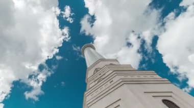 Mavi gökyüzü ve bulutların üzerinde cami
