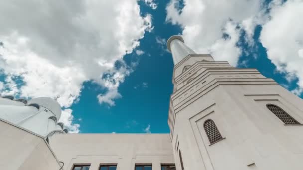 Біла мечеть і блакитне небо з хмарами — стокове відео