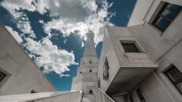 O sol rompe as nuvens — Vídeo de Stock