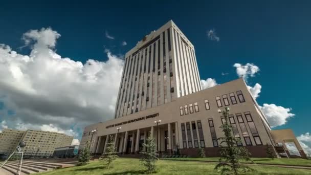 Regierungsgebäude gegen den blauen Himmel — Stockvideo