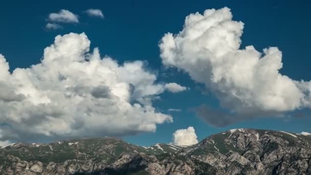 4K Timelapse de nubes desaparecen sobre las montañas — Vídeos de Stock