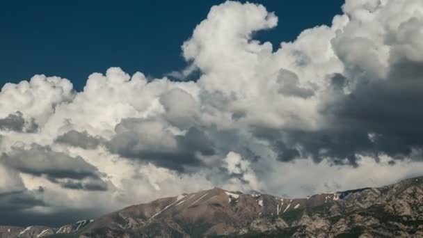 4K Timelapse de nubes moviéndose sobre la montaña — Vídeo de stock