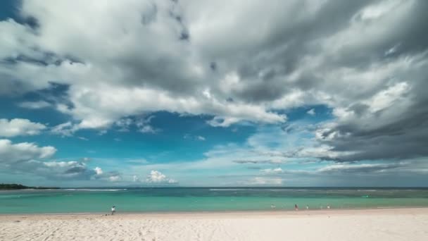 Las nubes flotan sobre la playa de Nusa Dua. 4K Timelapse - Bali, Indonesia, junio de 2016 . — Vídeos de Stock